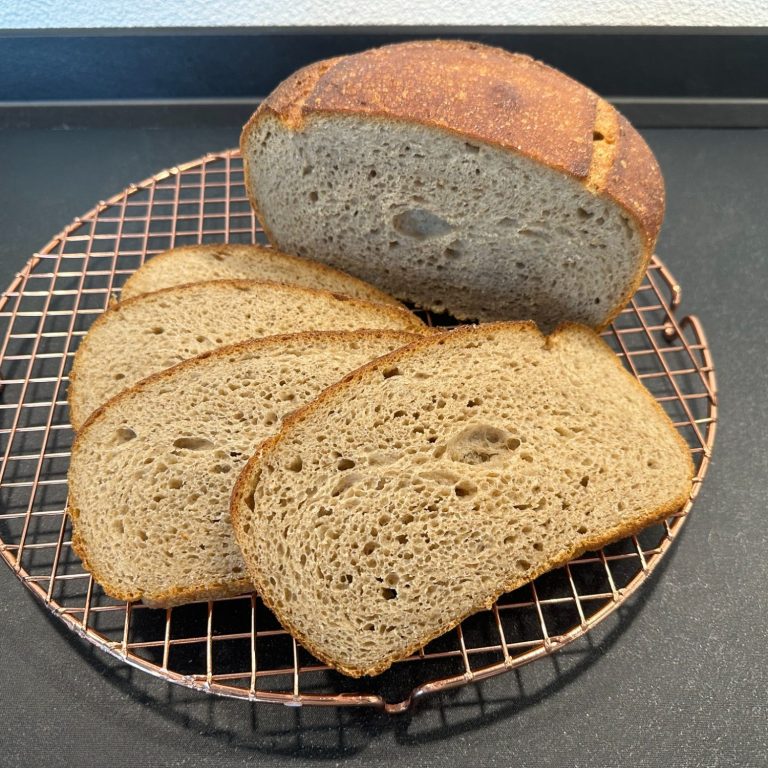 Zelfgebakken zuurdesembrood op tuintafel, gezonde optie bij herstel van Graves